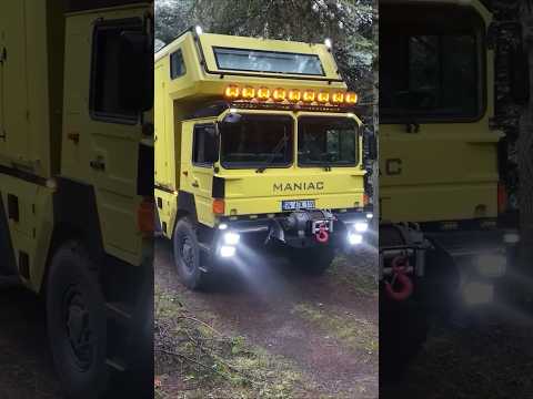 Devasa Kamyonla Yağmurda Kamp