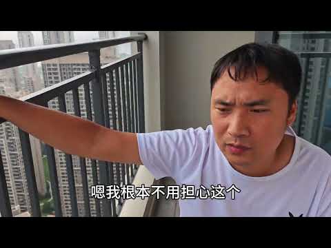 采访家住武汉55楼的业主，说住55楼就像住在天上，往下看头晕目眩