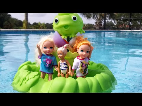 New friend ! Elsa & Anna - water slide - pool - swim - Barbie - splash - sand play
