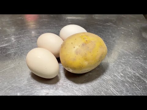 It turns out that this is the right way to make shredded potatoes and scrambled eggs! The chef te