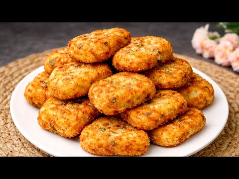 Potatoes with eggs taste better than meat. It's such a delicious dinner!