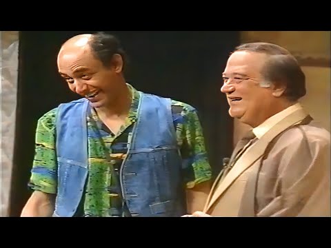 خروج عن النص من احمد بدير وحسن حسني فى مشهد كوميدي محذوف من مسرحيه ع الرصيف 😂😂 هنتسجن قول يا جبان 🤣🤣