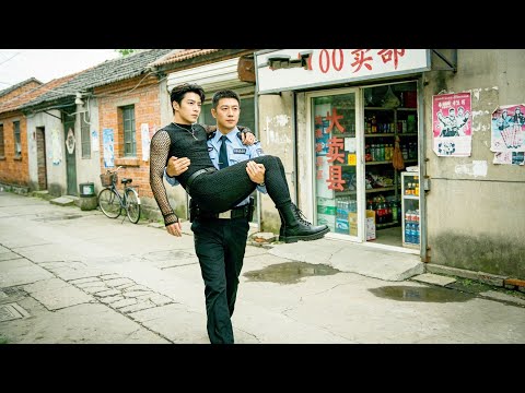 Le gardien pauvre se trompe de table, la milliardaire tombe amoureuse et épouse.#250406wdB2