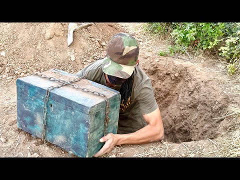 The strangest buried treasures / Box of gold Hunter with métal dedecting / adventure