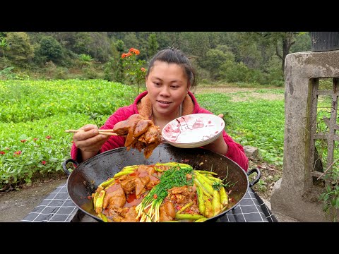 今天用很多辣椒做一锅爆辣猪脚吃过瘾 Today, I stewed a pot of very spicy pork feet