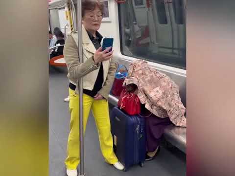 世界破破烂烂,总有人在缝缝补补