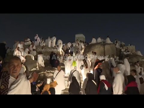 Timelapse video shows pilgrims climbing Mount Arafat during Hajj