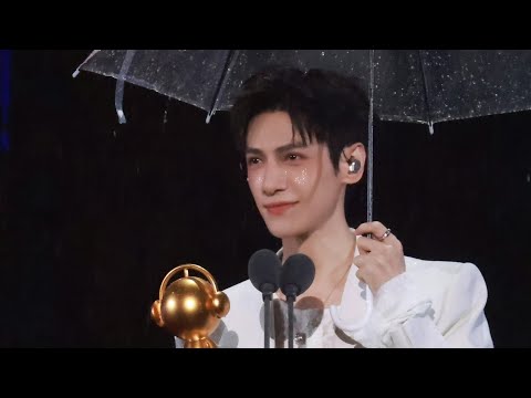 041925 罗云熙咪咕汇领奖 唱夏未央+旅人 Luo Yunxi singing in the rain at Migu Music Awards