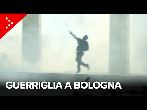 Scontri a Bologna, il corteo per la flotilla degenera: ore di guerriglia nella zona della stazione
