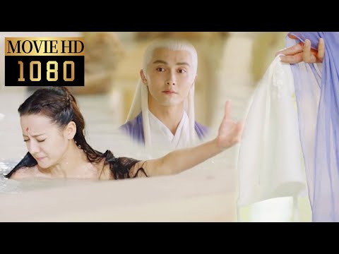 The emperor caught Cinderella naked in the bath and teased her with her underwear!