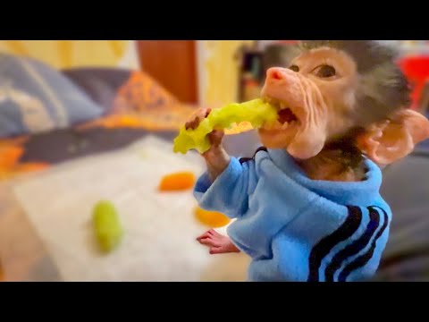 Это НУЖНО ВИДЕТЬ как Маняша почистила для Степки огурец и КАК он его ест)))