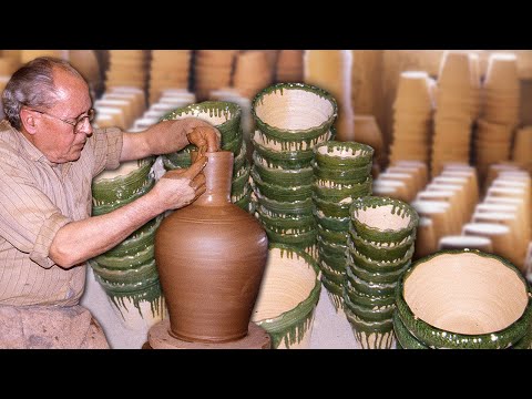 JUGS, POTS and VESSELS with clay and water. Artisanal production and firing by expert potters