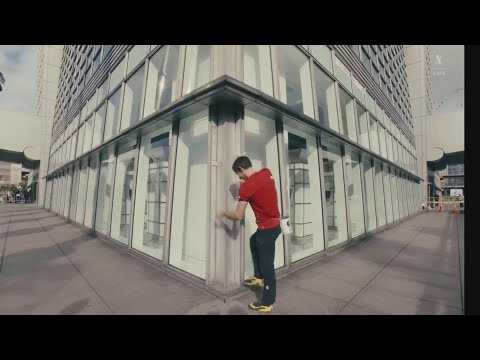 Man beklimt wolkenkrabber zonder touw of vangnet