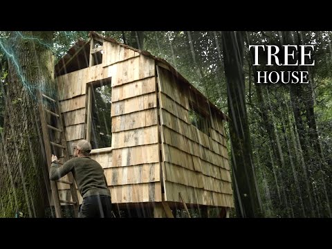 Building a TREE HOUSE in a THUNDERSTORM: Recycled Pallet Wood Project (PART 3)