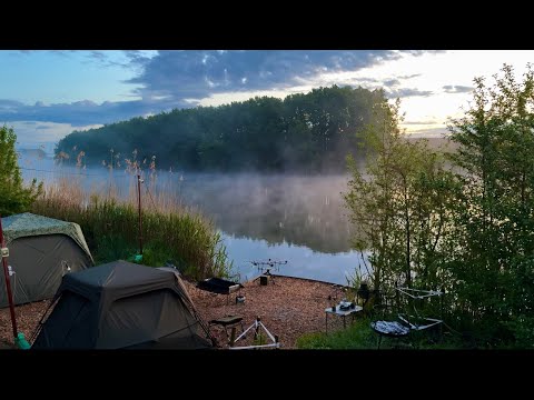 КАРПФИШИНГ В ДОЖДЬ! Рыбалка на карпа и амура на новом водоеме! Рыбалка с ночевкой в мае в непогоду.