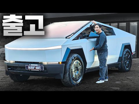 Tesla's Cybertruck in white is out! Its presence is simply insane.