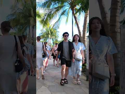HAWAII PEOPLE | Watching Visitors Walking Along a Waikiki Street