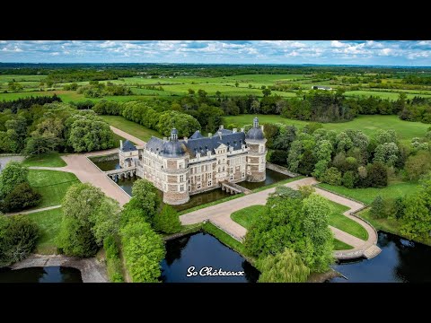 Visite d'un Remarquable Château de la Renaissance, encore habité, meublé et richement décoré.