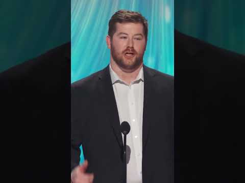 The first-ever Protector of the Year, Joe Thuney 🙌 #nflhonors #award #offensiveline