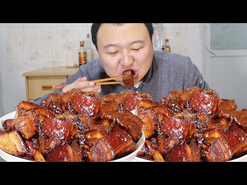 A Qiang uses 8 pounds of pork belly to make "braised pork", and he eats it with all his might!