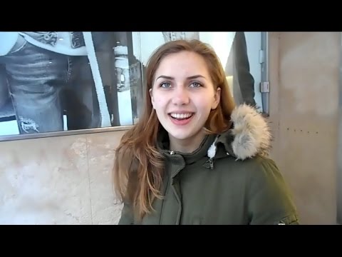 Русский и сербка поют гимн Сербии