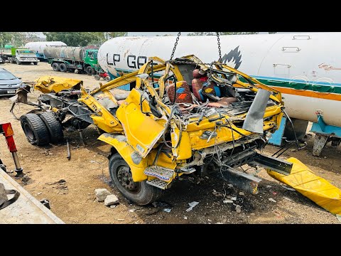 Nissan UD Truck Was Completely Destroyed In A Dangerous Accident Due To Overspeed. Full Restoration