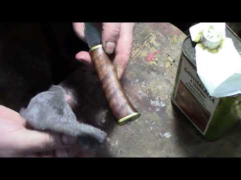 Skinner 10)  Finitura del legno a gommalacca.