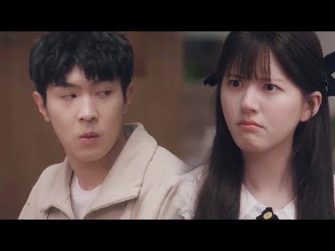 At dinner, Sang Zhi and her brother were bickering and playing with each other, two little cuties~