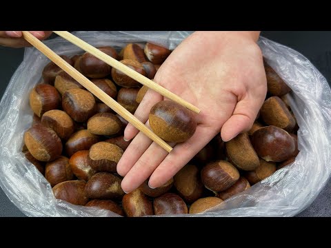 It turns out that peeling chestnuts is so easy. You only need a pair of chopsticks to peel one chest