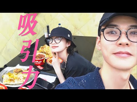 花少7最新幕後花絮裡龔俊對李沁真的是事事有回應啊！龔俊李沁互相吸引的小細節嗑瘋了！龔俊認真聽李沁說話的樣子好讓人心動～兩人真的是互相吸引慢慢越靠越近！