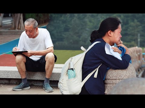 Girl Sobs When She Gets an Encouraging Note From an Elder | Social Experiment 收到一位陌生老人写的纸条,女孩哭到啜泣