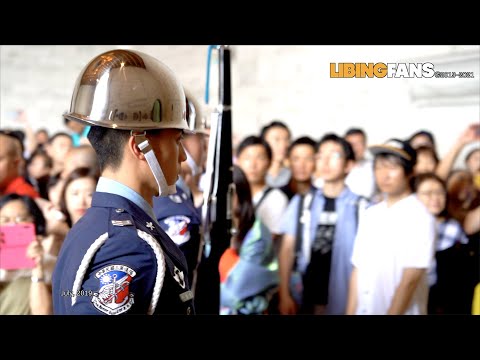 EP2【哇！！！大門一開 全世界的遊客一擁而上！】雙胞胎空儀以互拋的方式交換禮槍！Twins honor guards exchanged their rifles by throwing them!