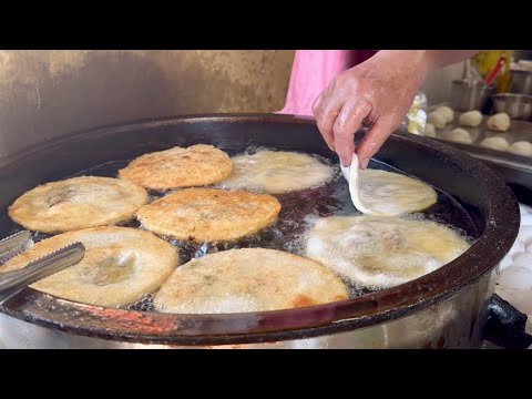 來到左營都吃了些什麼美食呢？帶你品嚐7家不容錯過的人氣小吃！蔥肉餅,肉粽,蛋包大餛飩,羊肉炒麵,蔥油拌麵/Delicious Taiwan Zuoying Street Food Collection