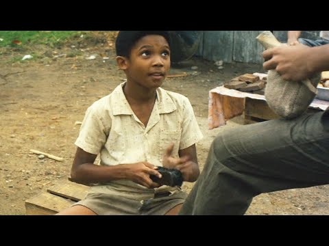 球王贝利真实经历！9岁还在贫民窟擦鞋的男孩，连鞋子都买不起，却在17岁成为世界球王！【光影】