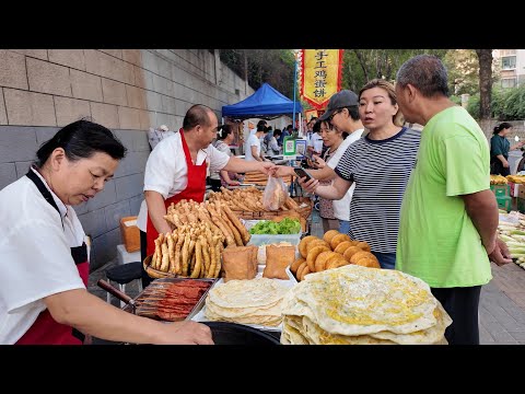 山东济南最经典的街头早市，每天营业2个小时，肉夹馍香气四溢，地道煎饼果子，鸡蛋灌饼外酥里嫩，鸡蛋煎饼，中国北方人最爱的葱花烙饼，蔬菜煎饼金黄酥脆，经典早餐豆腐脑，人气爆满的水煎包。