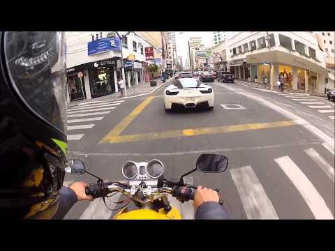 Ferrari 458 Italia branca em Balneário Camboriú