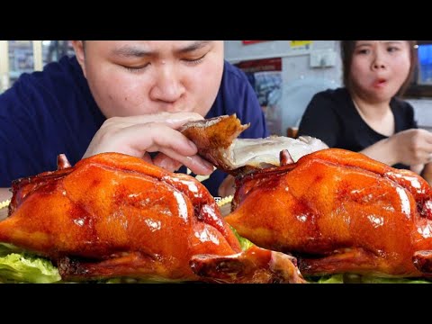Big fat took his wife to Shunde to eat roast goose! The leg skin of roast goose  which is thicker t