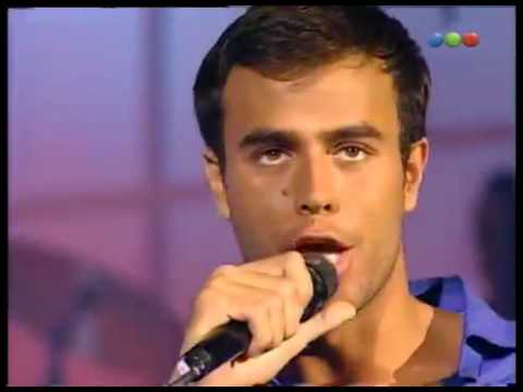 Enrique Iglesias canta Lluvia Cae 1996