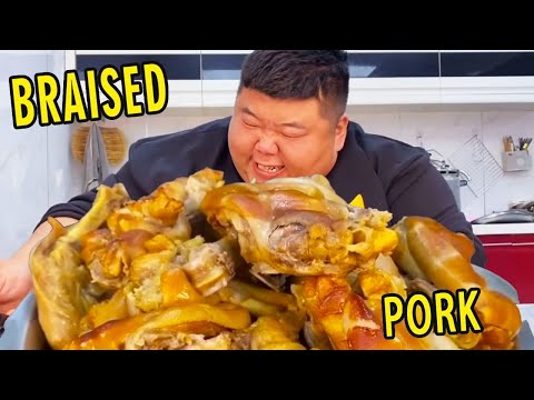 Monkey brother smoked 10 pig trotters in a pot, paired with a little wine, it was really enjoyable