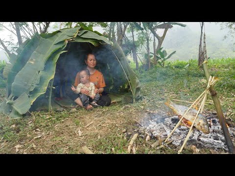 Single mother and her child built a bamboo house by the stream, caught fish to grill and eat.