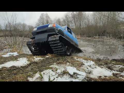 Самодельный гусеничный вездеход испытания по грязи.