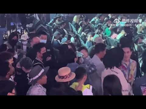 [Fancam] Wang Yibo 王一博 mingles with his friends at SDC5 Final stages