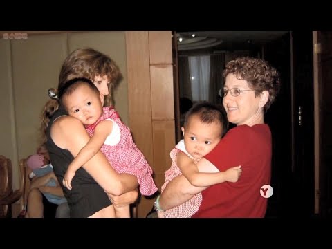 中国姐妹花遭父母遗弃，又被美国和挪威家庭领养，长大后太漂亮了！