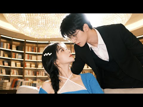 我故意在他課上打瞌睡，禁慾週教授當眾把我拉到無人教室，貼耳警告：“再勾我，就別想畢業”