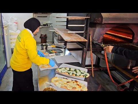 مناقيش بيروتية لبنانية شهية من فرن راس بيروت في منطقة المنارة/ Lebanese Manakish