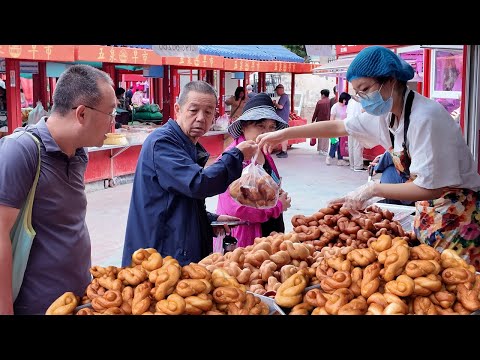 甘肃兰州最古老的早市，中国汉堡里脊肉夹馍，火爆街头的杂粮煎饼，香豆子煎饼，兰州特色大板瓜子，色泽金黄的油炸麻花，甘肃陇西腊肉，中国西北美食甜胚子，青麦仁索，现场制作的馓子，兰州必吃的手抓羊肉