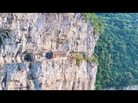 The wooden house on the cliff in Guizhou is hundreds of meters high and it's so scary