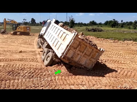 Incredible! Handle With Care Dump truck 25ton Drive Back Uploading Landslide Overturned Komatsu D65…