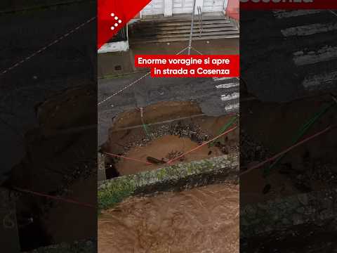 Maltempo a Cosenza, si apre enorme voragine lungo il fiume Crati