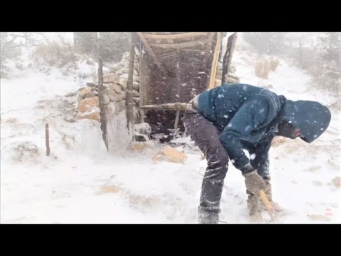 Caught in a Blizzard While Building Shelter, snowstorm, Wild Camping, Diy